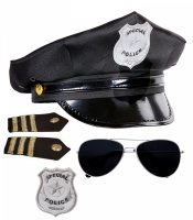 Poliskeps med bricka och glasgon