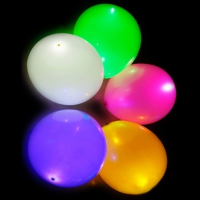 Lysande LED-ballonger i glada färger 