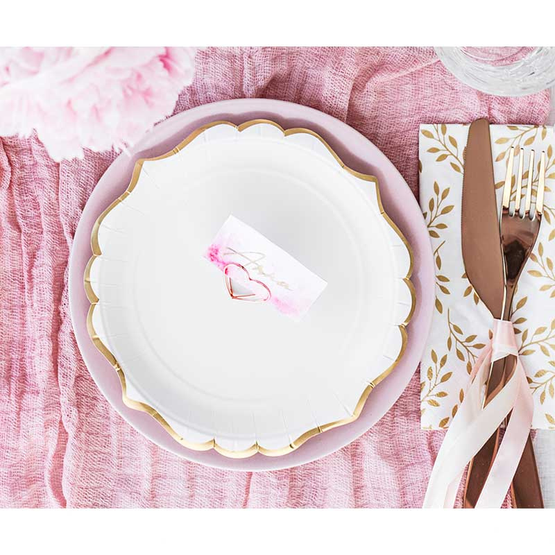 Assiett med guldkant