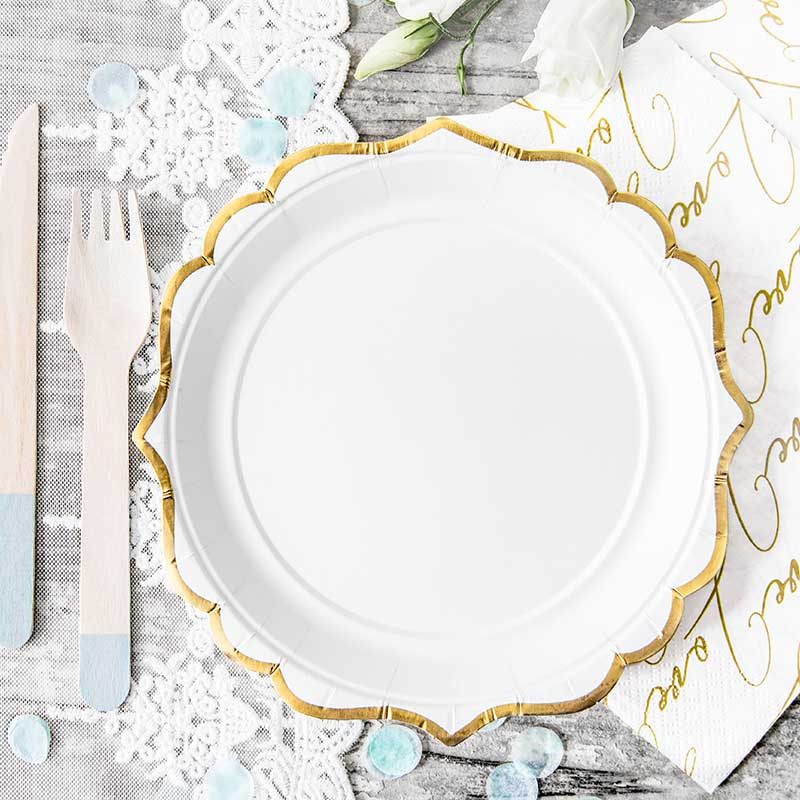 Assiett med guldkant
